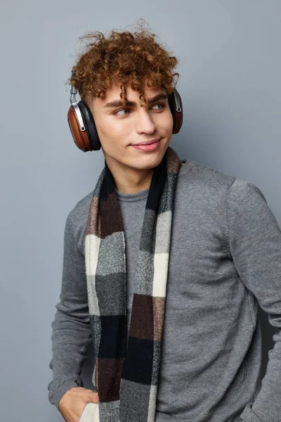 Atrakcyjny człowiek elegancki styl w kratkę szalik słuchawki izolowane tło — Zdjęcie stockowe