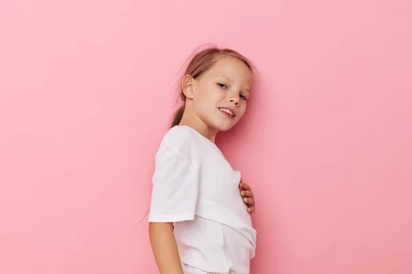 Hübsche junge Mädchen Fratze posiert Spaß Kindheit unverändert — Stockfoto