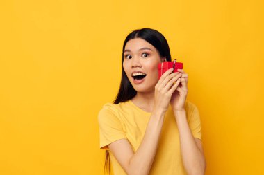 Çekici genç Asyalı kadın Küçük kırmızı hediye kutusu eğlenceli stüdyo modeli değişmemiş