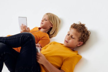 Neşeli çocuk duyguları notlar ve kalemler değiştirilmeden arka planda yer alıyor.