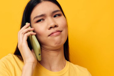 Güzel esmer telefon iletişimi eğlenceli. İzole edilmiş arkaplan kullan, değiştirilmemiş.