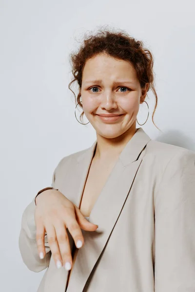 Πορτρέτο μιας νεαρής γυναίκας σε ένα ελαφρύ κλασικό κοστούμι χειρονομία χέρι απομονωμένα υπόβαθρα αμετάβλητη — Φωτογραφία Αρχείου
