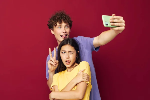 Uomo e donna stile moderno emozioni divertimento telefono Stile giovanile — Foto Stock