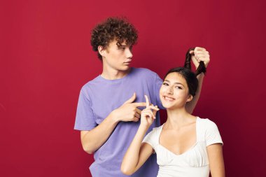 Bir kızı at kuyruğundan tutan adam Arkadaşlık eğlencesi