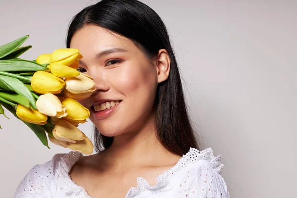 Žena s asijským vzhledem romantika kytice květin v blízkosti obličeje životní styl beze změny — Stock fotografie