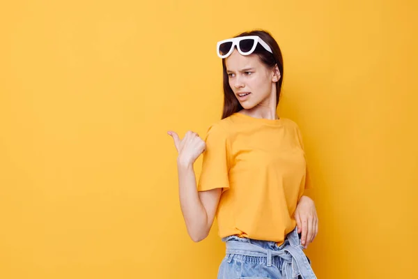 Attraktiv kvinna hand gest känslor sommar stil Livsstil oförändrad — Stockfoto