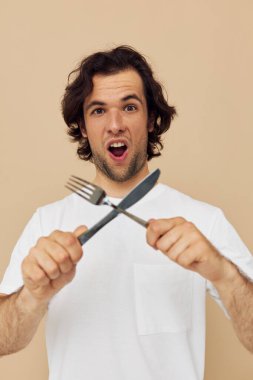 Çatallı, beyaz tişörtlü neşeli bir adam. Hayat tarzını değiştirmemiş.