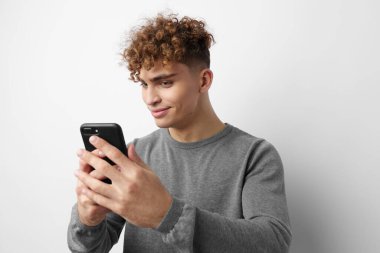 El iletişimi olan tuhaf bir adam. Geçmişi izole edilmiş.