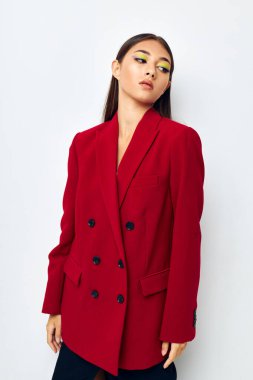 Genç bayan moda ceketi, izole edilmiş arka plan pozu veriyor.