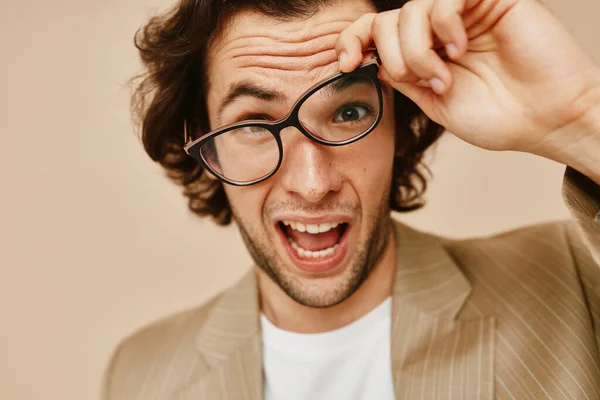Hombre alegre con gafas emociones gesto manos posando fondo aislado — Foto de Stock
