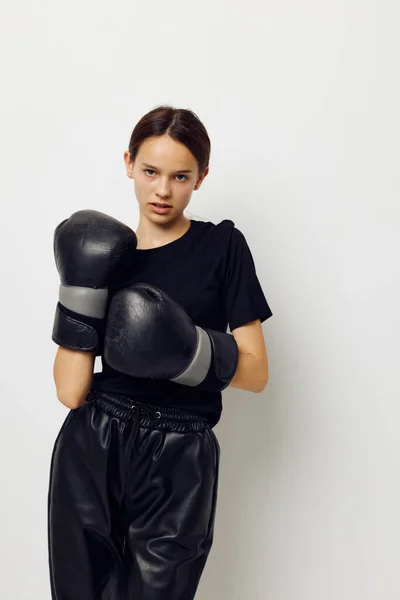 Photo pretty girl boxing black gloves posing sports Lifestyle unaltered — 图库照片