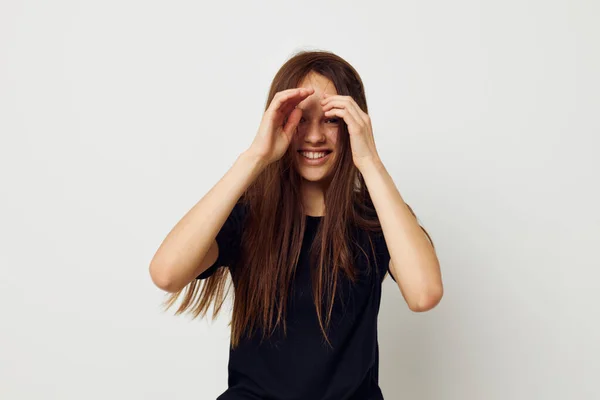 Молода красива жінка в чорній футболці рука жест веселощі спосіб життя незмінний — стокове фото