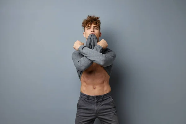 Handsome guy posing inflated torso model Lifestyle unaltered — Stockfoto