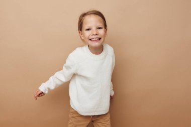 Beyaz kazaklı güzel bir kız el hareketleriyle hayat tarzını değiştiriyor.