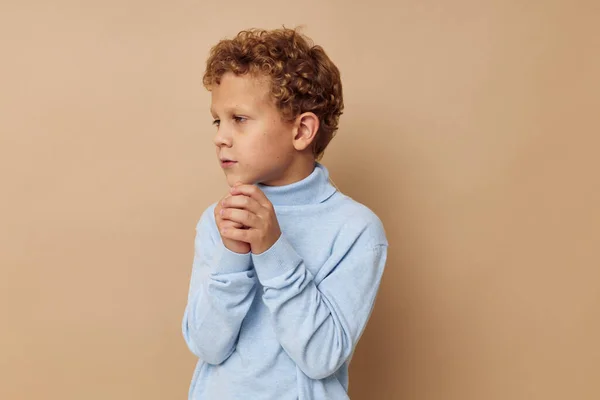 Mignon petit garçon dans un pull bleu posant amusant enfance inchangée — Photo