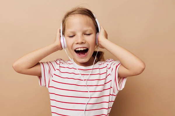 Güzel genç kız kulaklık teknolojisi eğlenceli müzik yaşam tarzı değiştirilmemiş — Stok fotoğraf