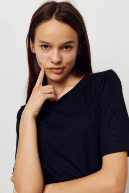 Siyah pantolonlu atletik bir kadın ve izole edilmiş bir tişört moda geçmişi var.