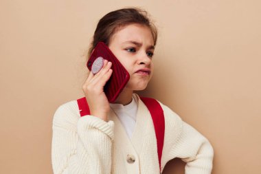 Güzel kız okul kızı çocukluğunda el çantasındaki el çantası değiştirilmemiş.