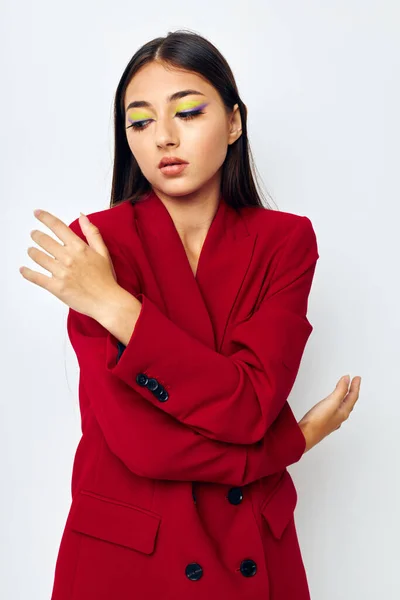 Приваблива дівчина модна куртка позує студійну модель незмінна — стокове фото