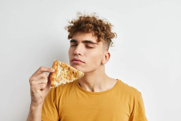 親切な男食べるピザポーズクローズアップ隔離された背景 — ストック写真