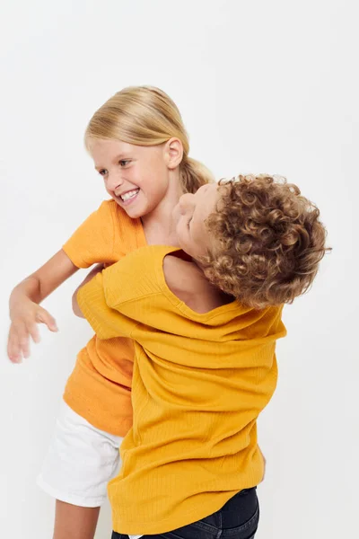 Junge und Mädchen kuscheln Mode Kindheit Unterhaltung isoliert Hintergrund unverändert — Stockfoto