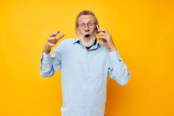 Portrét starší muž mluví do telefonu pózování close-up izolované pozadí — Stock fotografie