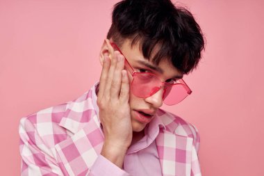 Genç bir adamın portresi. Pembe ekose ceket. Modern moda.