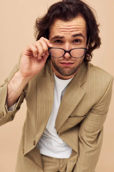 Atraktivní muž v obleku pózovat emoce nosit brýle izolované pozadí — Stock fotografie