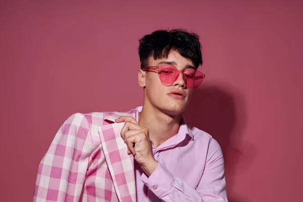 Fénykép a romantikus fiatal barátja kockás blézer rózsaszín szemüveg divat modern stílus Életmód változatlan — Stock Fotó