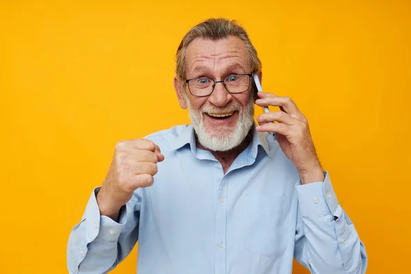 Portrait homme âgé barbe grise avec des lunettes parlant au téléphone inaltérée — Photo