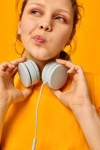 Bonita mujer escuchando música en los auriculares Estilo juvenil Estilo de vida inalterado — Foto de Stock
