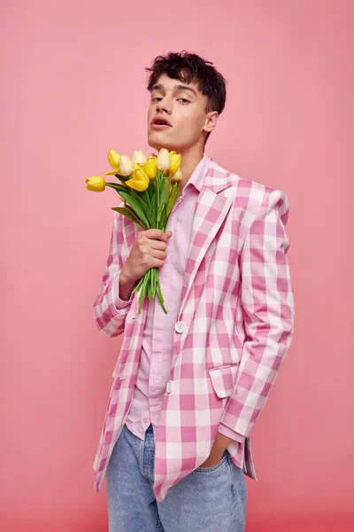Милий хлопець у плетеній куртці з букетом квітів Дата подарунка — стокове фото