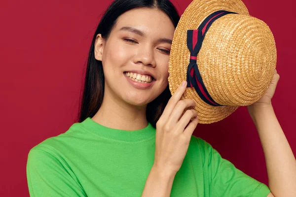 손으로 몸짓을 하는 녹색 티셔츠를 입고 있는 아시아인아름다운 아가씨는 아무런 변화 없이 빨간 배경을 가지고 있다 — 스톡 사진