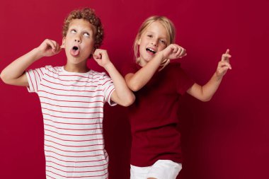 Sevimli stil sahibi çocuklar. Duygular her gün kırmızı arka planda yan yana durur.