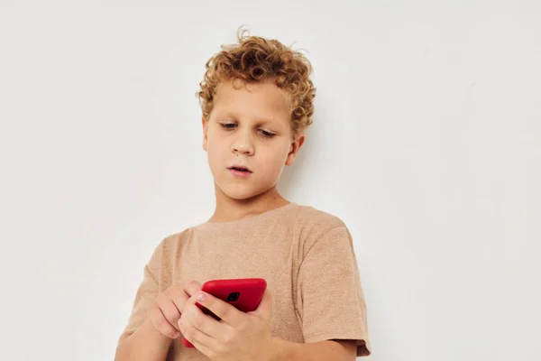 빨간 핸드폰등을 들고 있는 곱슬머리의 귀여운 소년 — 스톡 사진