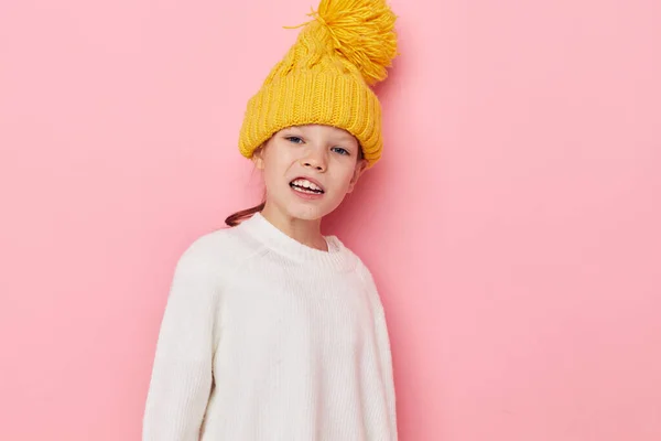 Söt flicka i en tröja och en hatt barndom oförändrad — Stockfoto