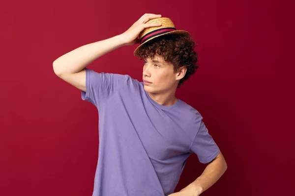 Teenager móda pózování rukou gesta stylový klobouk izolované pozadí beze změny — Stock fotografie