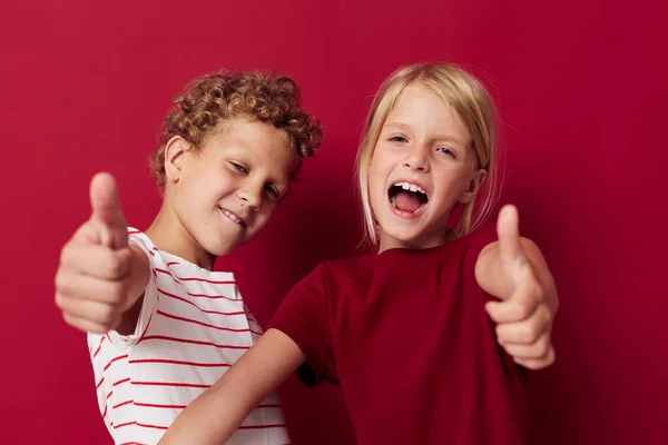 Два радостных ребенка эмоции стоят бок о бок в повседневной одежде изолированный фон — стоковое фото