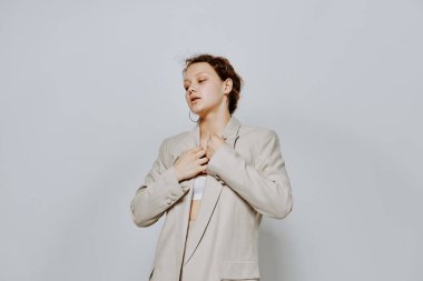 Güzel kadın kıyafetleri şık takım elbise stüdyo ışık arka planı değiştirilmemiş