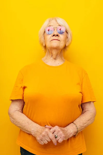 Gözlüklü yaşlı kadın izole edilmiş arka plan — Stok fotoğraf