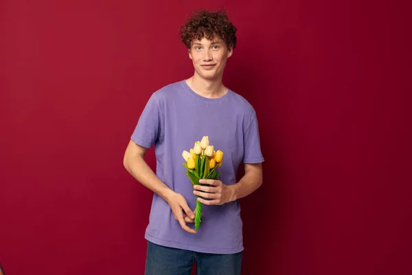 Дивний хлопець тримає жовтий букет квітів фіолетові футболки Стиль життя незмінний — стокове фото