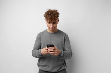 El iletişimi arka planında telefon olan çekici bir adam.