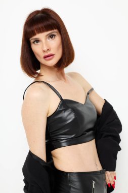 Güzel bir kadın. Çekici bir bakış. Siyah ceket pozu.