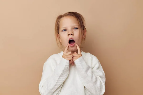 Schattig meisje kinderen stijl emoties leuk geïsoleerde achtergrond — Stockfoto