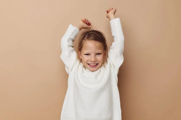 Маленькая девочка радость создает эмоции моды изолированный фон — стоковое фото