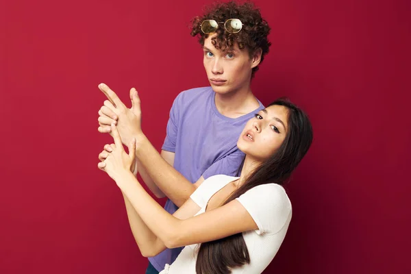 Man en vrouw zomer stijl poseren mode emoties geïsoleerde achtergrond — Stockfoto