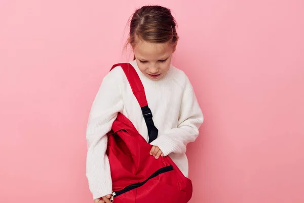 Portrait de heureux sourire enfant fille sac à dos rouge posant sourire fond isolé — Photo