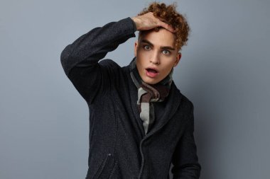 Yakışıklı adam zarif stil kendine güven moda yaşam tarzı değiştirilmemiş