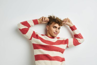 Tuhaf adam el hareketi. Eğlenceli ışık arka planı.