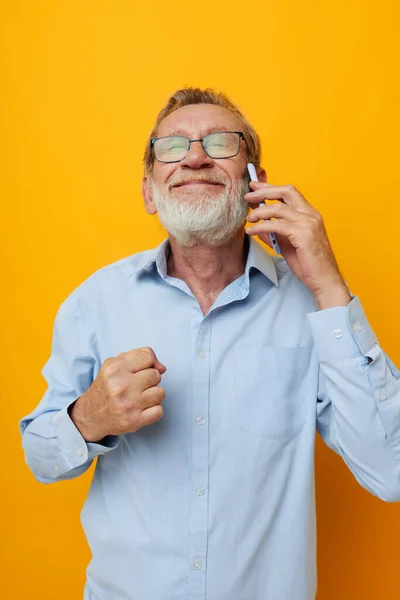 Senior homme aux cheveux gris parlant au téléphone émotions fond isolé — Photo